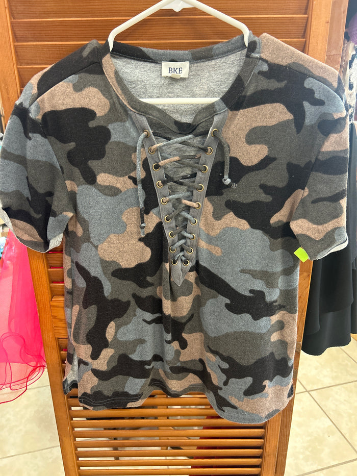 BKE camo lace-up cut-out T-shirt XS