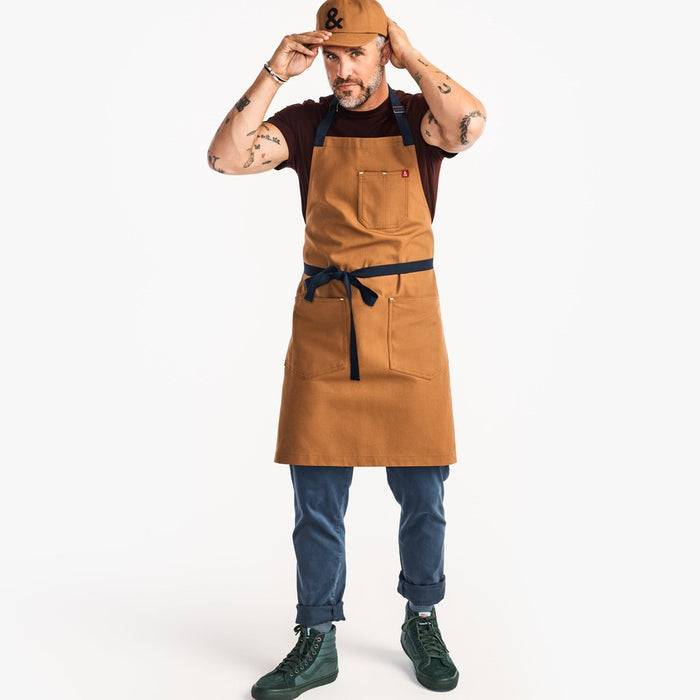 Man wearing Hedley & Bennett Denver Essential Brown Apron with matching baseball cap